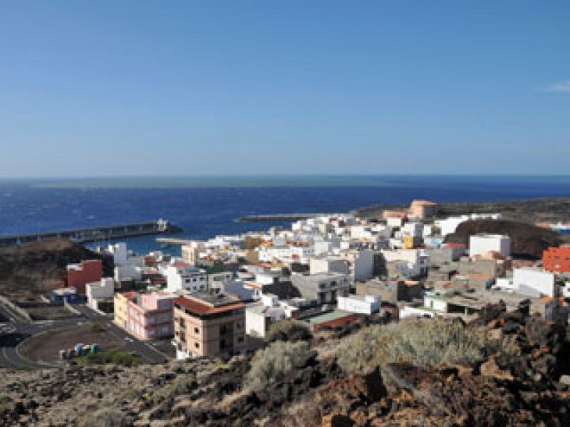 El volcán de El Hierro entra en erupción y expulsa lava a dos millas de la costa