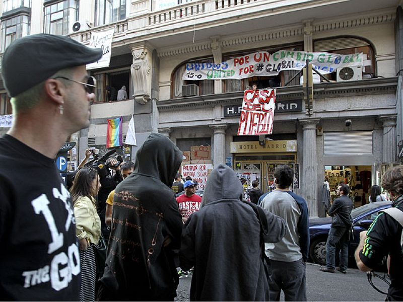 'Indignados' de Madrid y Barcelona ocupan un hotel y un edificio edificio