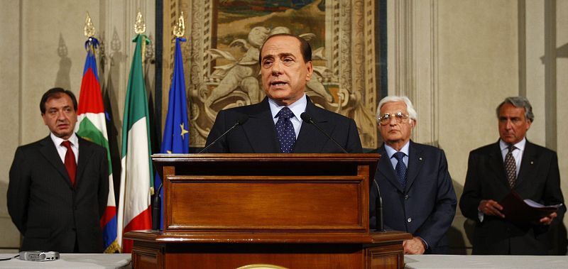 Berlusconi presenta su lista de ministros al mismo tiempo que jura el cargo como primer ministro