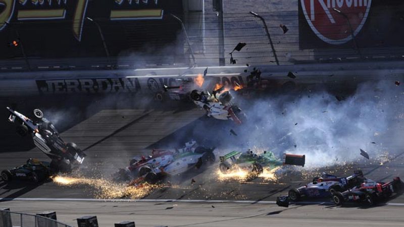El piloto Dan Wheldon muere en un choque con quince autos en Las Vegas Indy 300