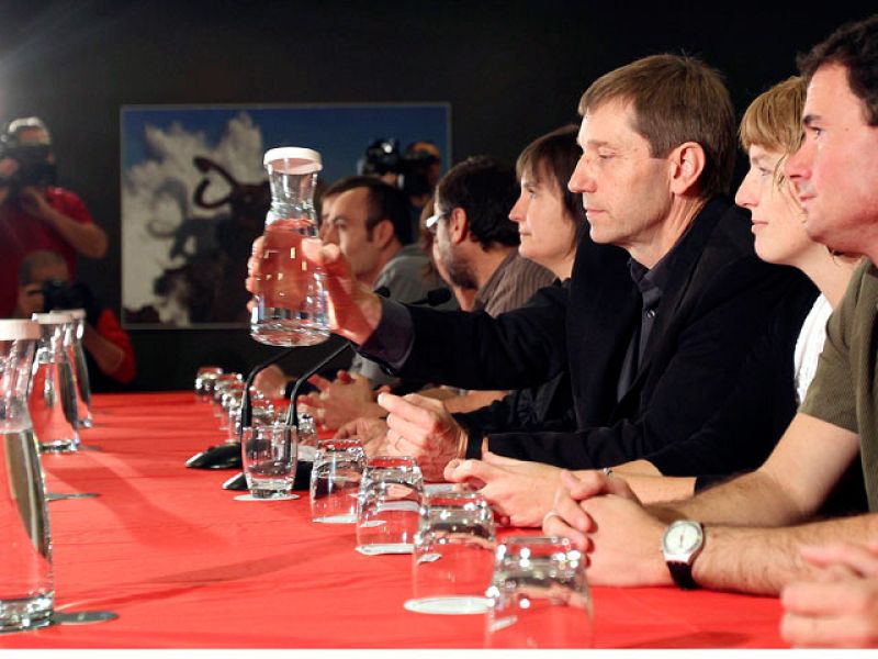 La izquierda abertzale se suma a la petición del "cese definitivo" de ETA de la Conferencia