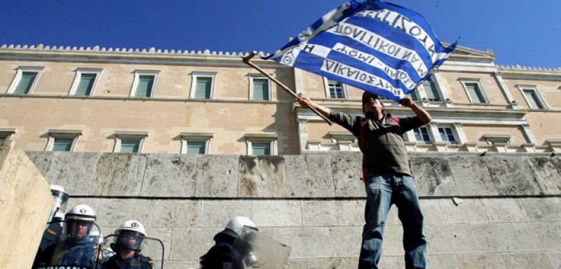 El Parlamento de Grecia da un primer paso para aprobar los ajustes presupuestarios antidéficit