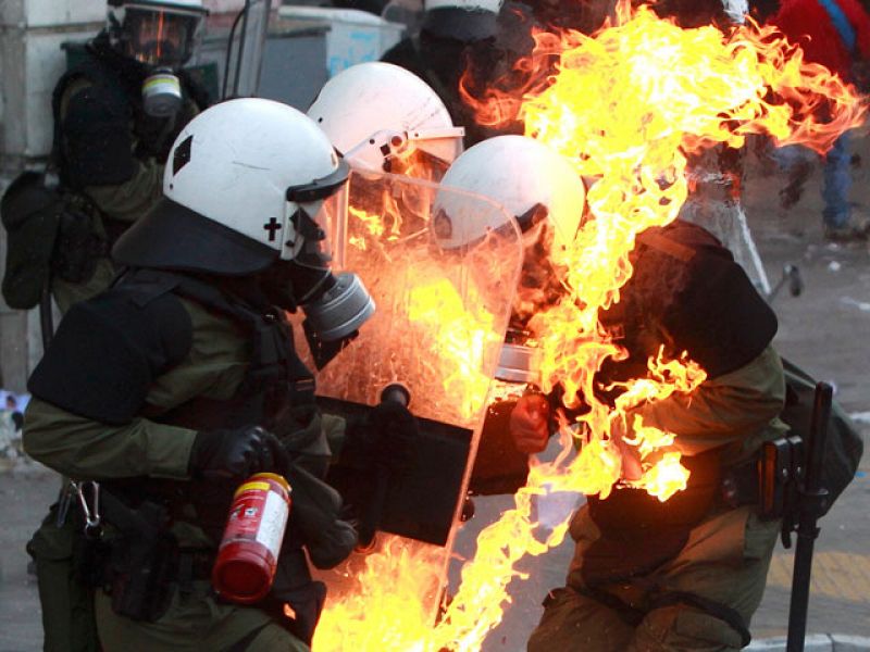 Un muerto y 40 heridos en los enfrentamientos en el segundo día de huelga general en Grecia