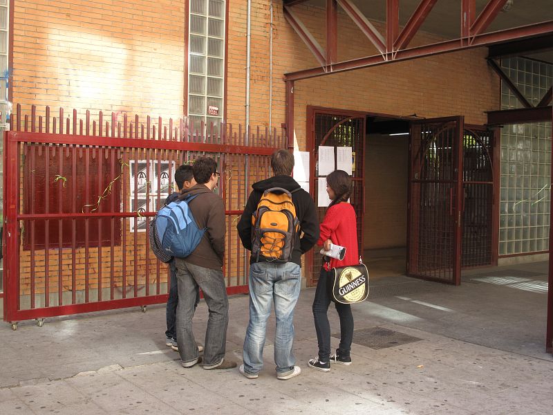 Los profesores en huelga: "Prefiero que me bajen el sueldo a que sigan despidiendo compañeros"