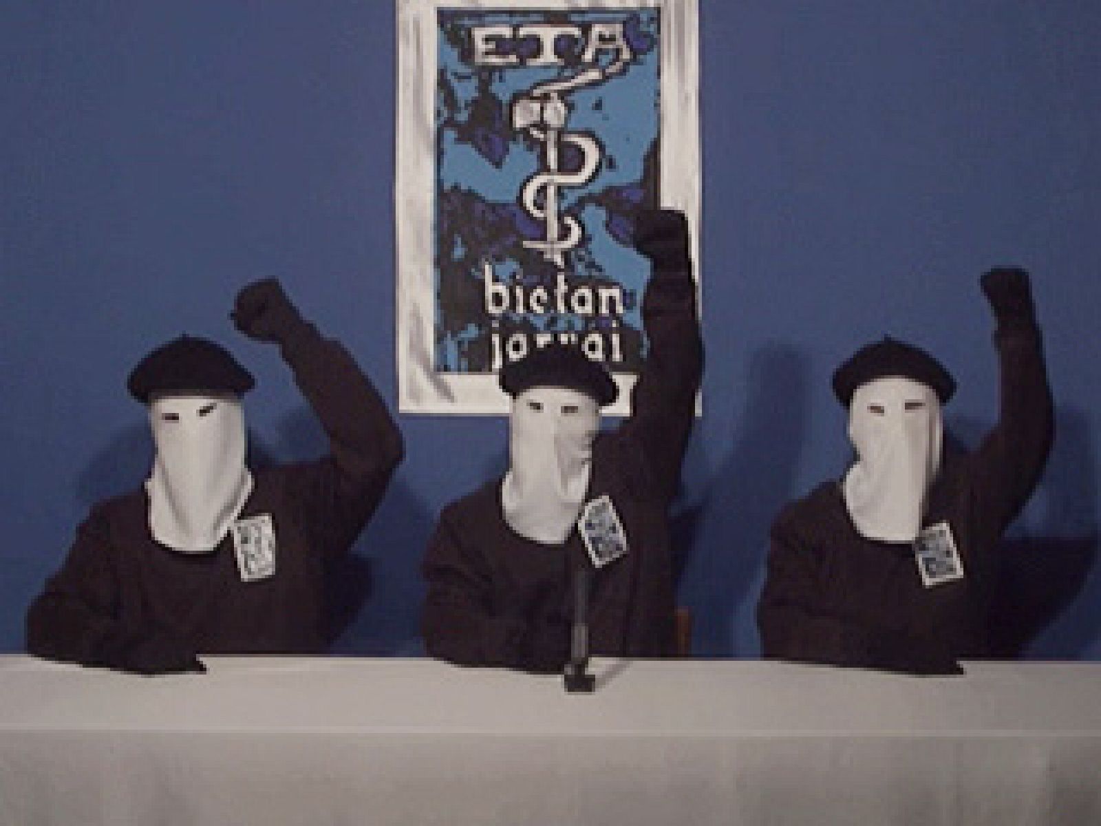 ETA ha anunciado el "cese definitivo de su actividad armada" a través de un vídeo, colgado en la página web del diario abertzale Gara a las 19.00 horas