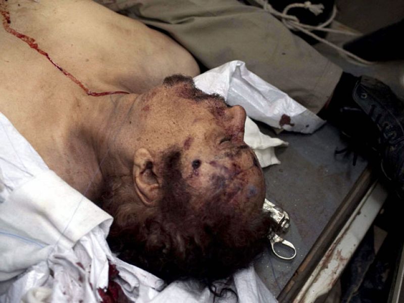La OTAN hirió a Gadafi y los rebeldes le remataron