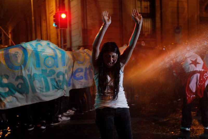 Estudiantes y activistas ocupan un edificio del Parlamento chileno
