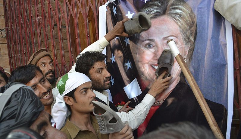 Clinton reconoce haber mantenido contactos con la red talibán Haqqani en su visita a Pakistán