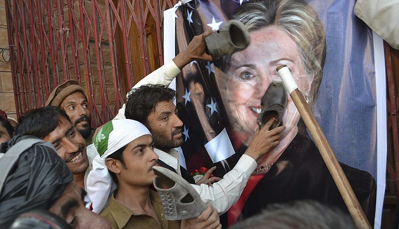 Clinton reconoce haber mantenido contactos con la red talibán Haqqani en su visita a Pakistán