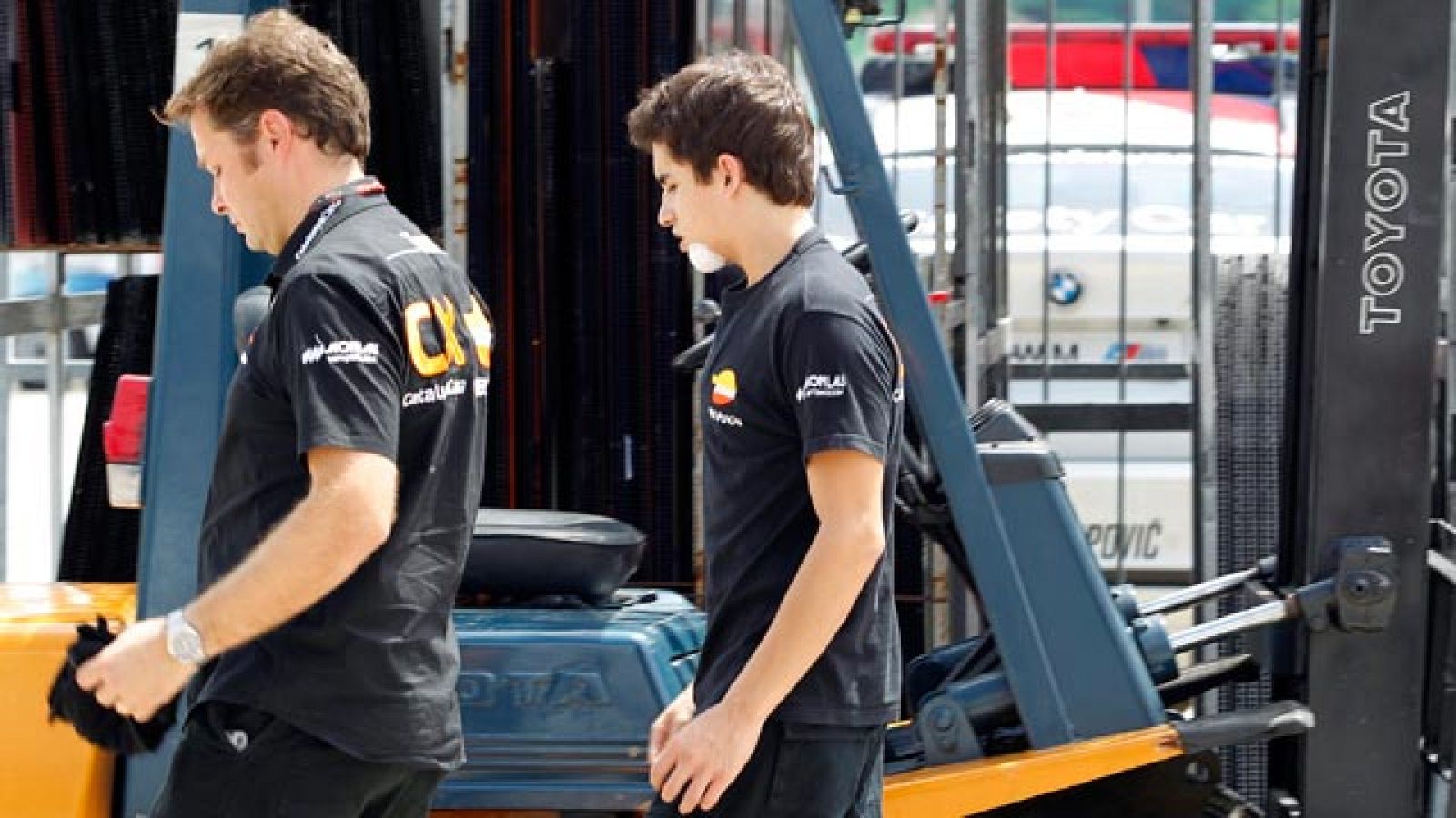 Susto de Márquez y exhibición de Pedrosa | Ver