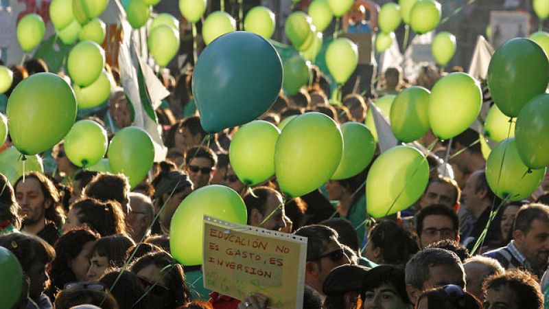 Miles de profesores y familias protestan en Madrid por los recortes de la educación
