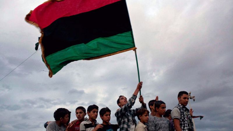 Cientos de libios acuden a Misrata para fotografiarse con el cadáver de Gadafi