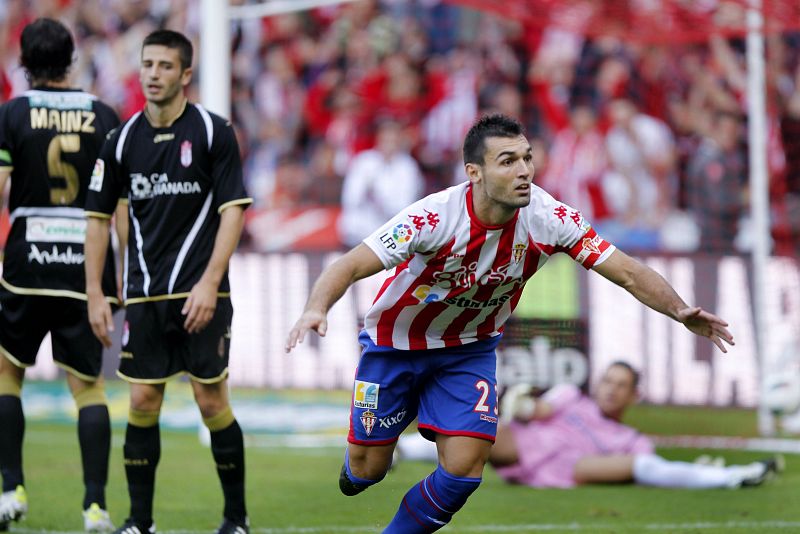 El Sporting logra su primera victoria y el Espanyol sorprende al Racing