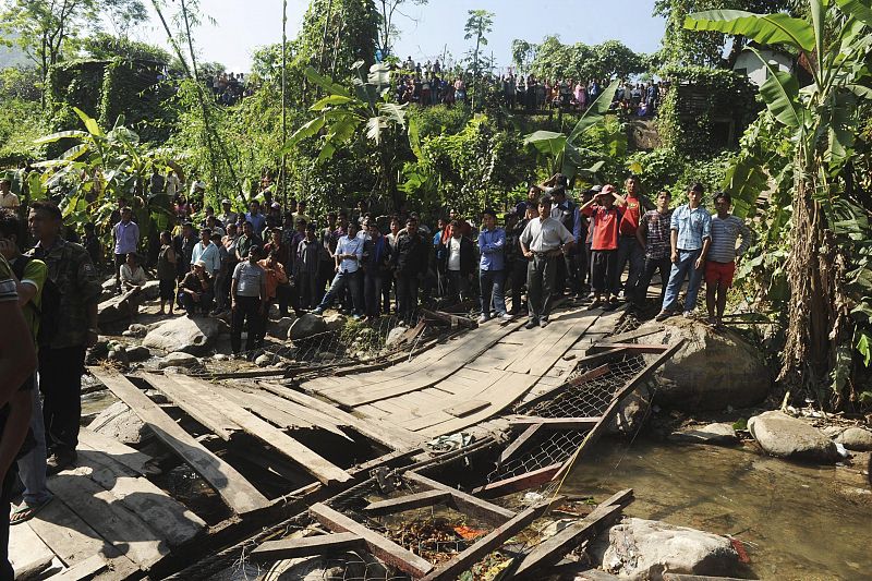 Mueren más de 30 personas tras derrumbarse un puente en India
