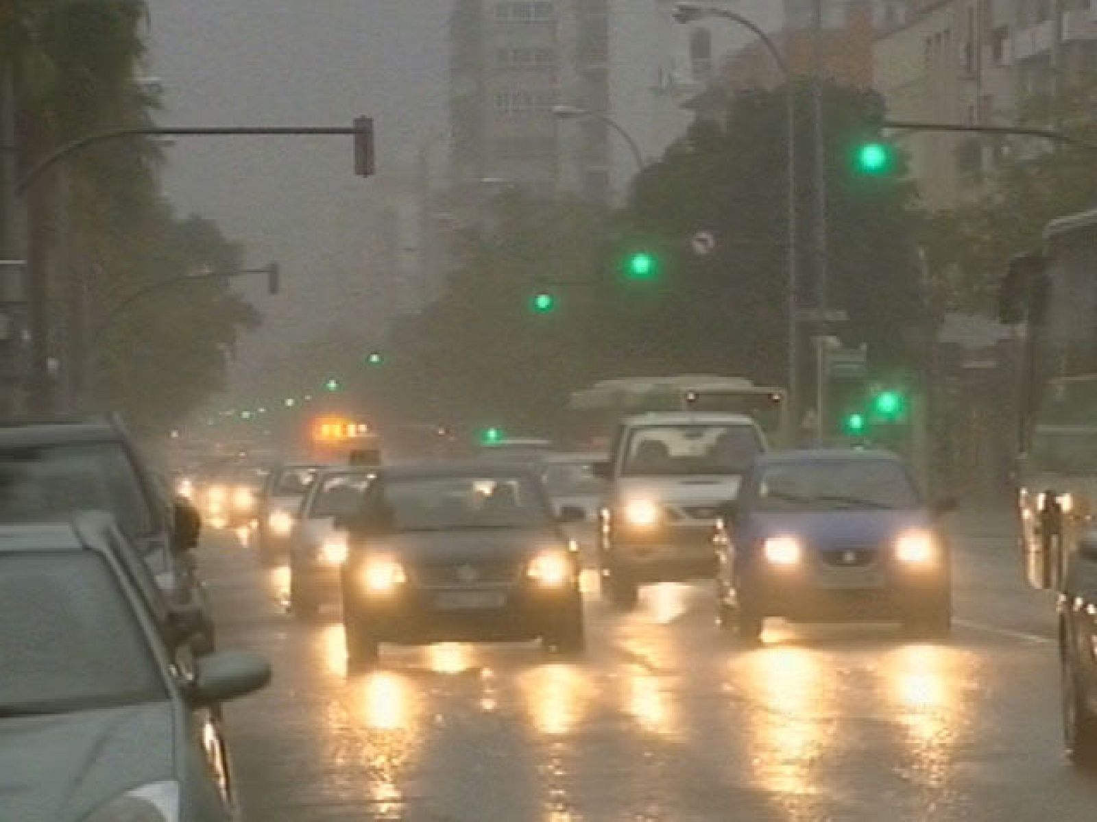 Casi toda la península ha amanecido esta mañana en alerta por lluvias y fuertes vientos