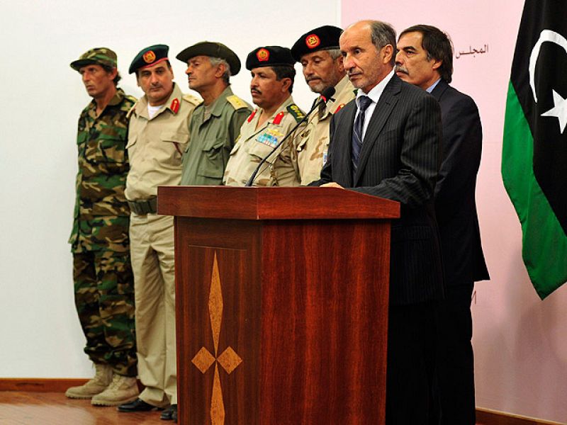 Los rebeldes dejan de exponer el cadáver de Gadafi e investigarán su muerte