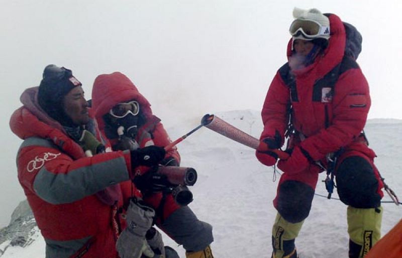 La llama olímpica culmina el Everest