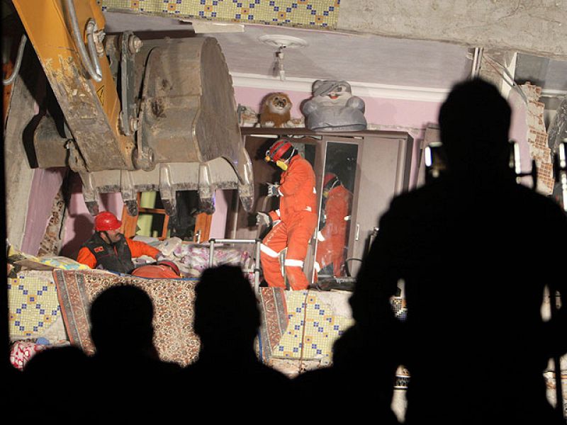 Turquía sigue buscando supervientes tras el terremoto mientras los muertos ascienden a 279
