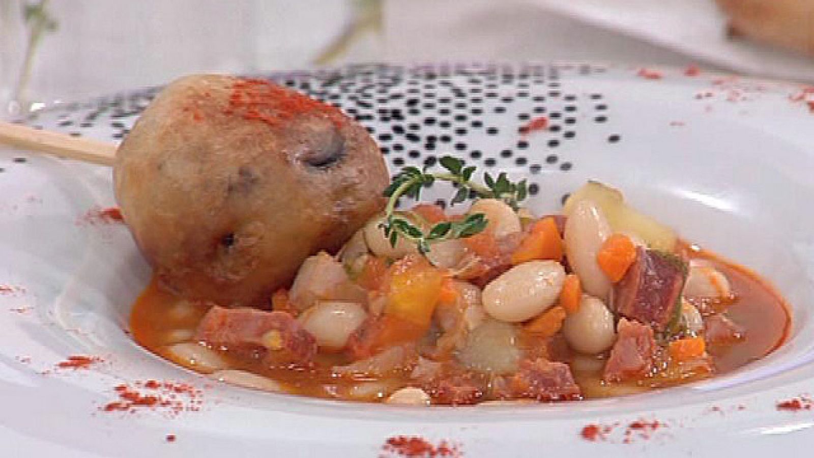Caldo de alubias con buñuelos de morcilla