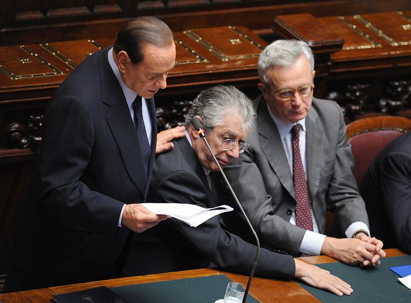 El líder de la Liga Norte advierte que el Gobierno italiano "está en peligro" por los recortes