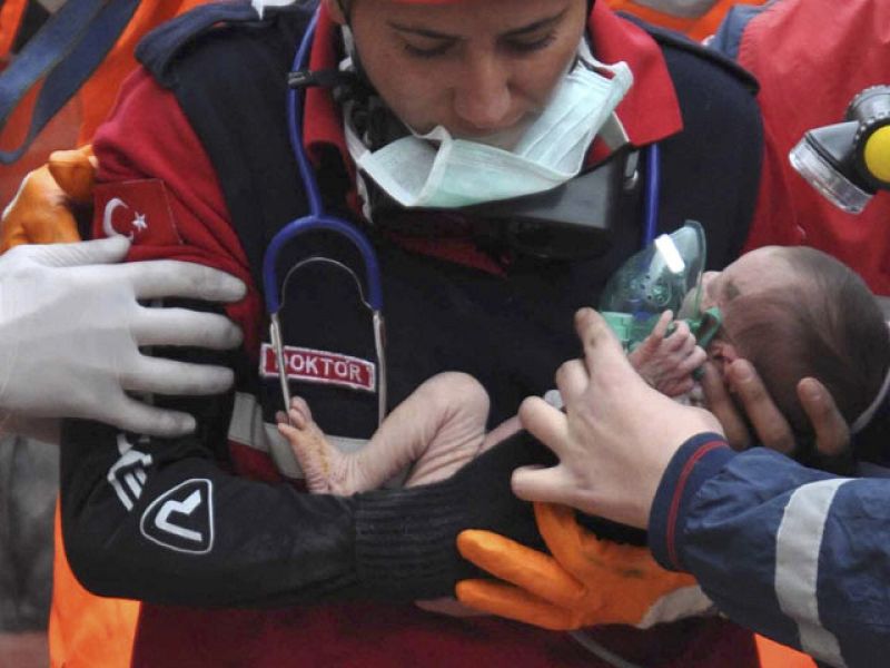 Rescatado con vida un bebé de dos semanas 46 horas después del terremoto en Turquía