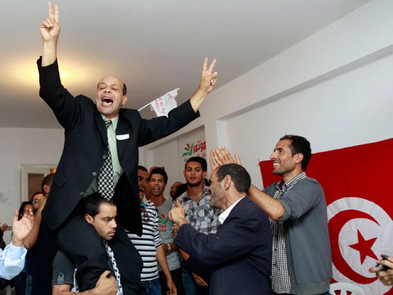 El partido islamista Al Nahda, vencedor en Túnez, inicia contactos para formar Gobierno