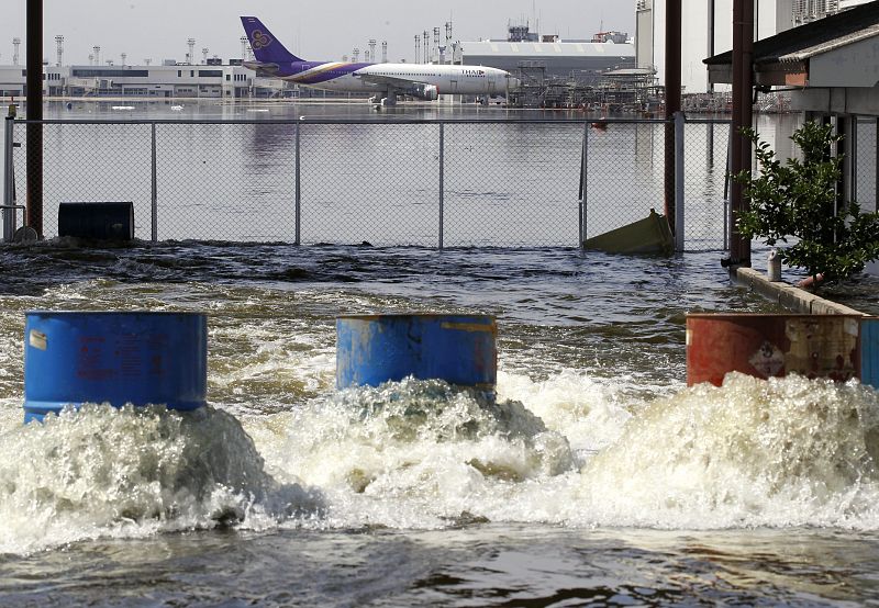 El Gobierno tailandés eleva la alerta por las inundaciones, que dejan ya 377 muertos