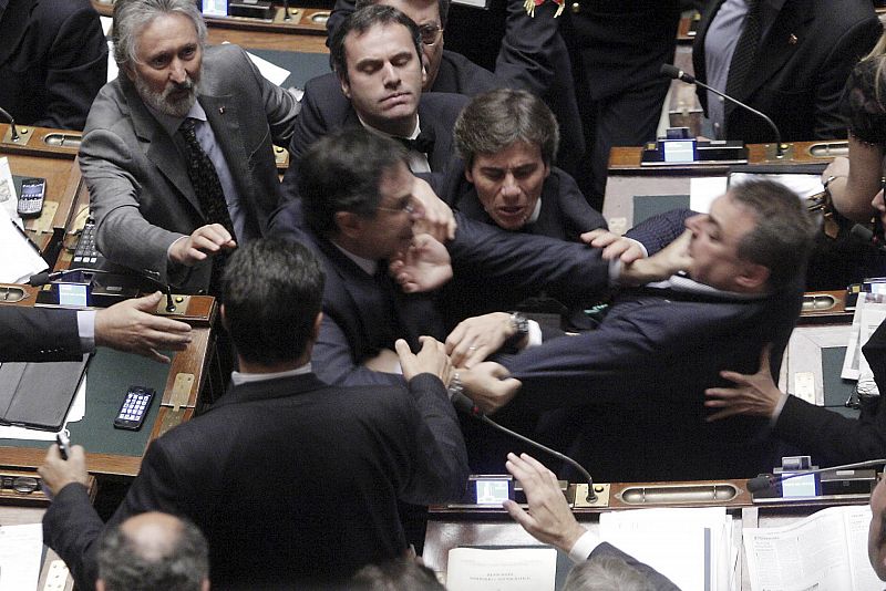 Bronca en el Parlamento italiano por el acuerdo entre Bossi y Berlusconi sobre pensiones