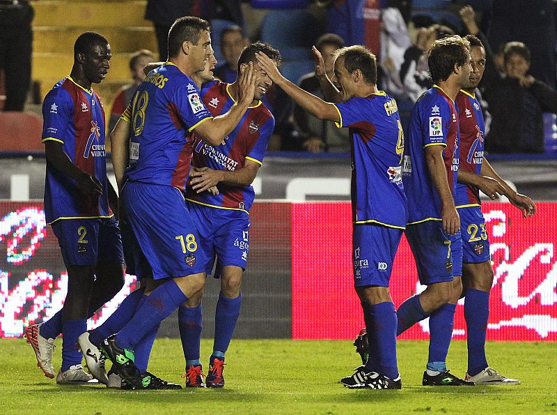 El Levante se mantiene líder tras remontar a la Real