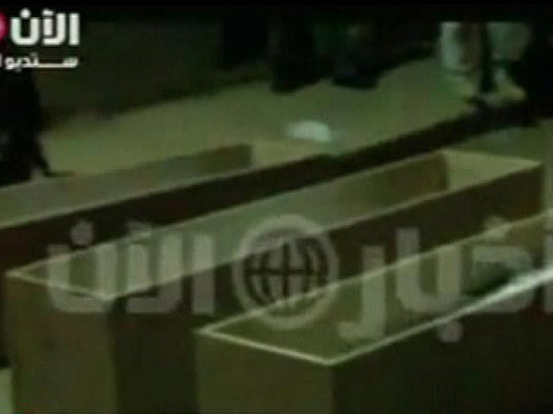 La televisión libia difunde las últimas imágenes del cadáver de Gadafi antes de ser enterrado