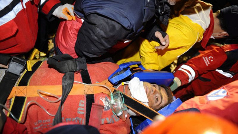 El rescate de un hombre cuatro días después alivia la frustración por el terremoto de Turquía