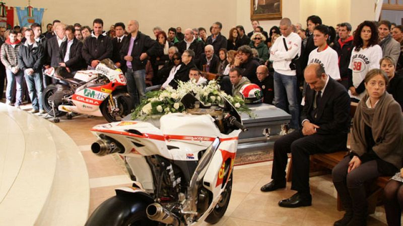 Multitudinario funeral de Marco Simoncelli en Coriano ante aficionados y personalidades del motociclismo