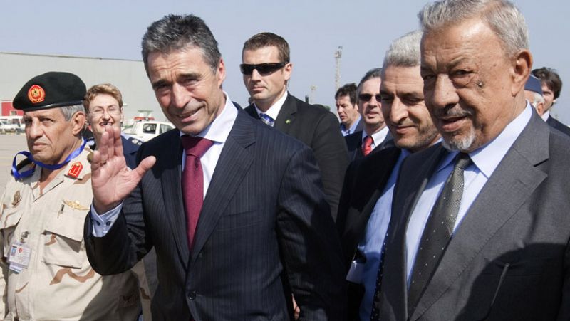 Rasmussen visita por sorpresa Libia para concluir la intervención militar de la OTAN