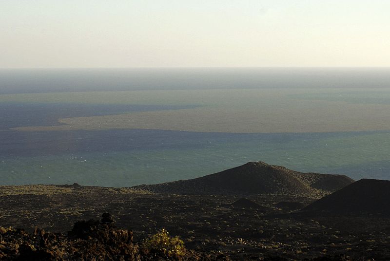 El volcán de El Hierro vuelve a expulsar magma humeante a la superficie del mar