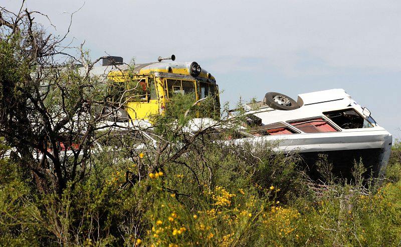 Mueren ocho personas en Argentina en accidente entre un tren y un autobús escolar
