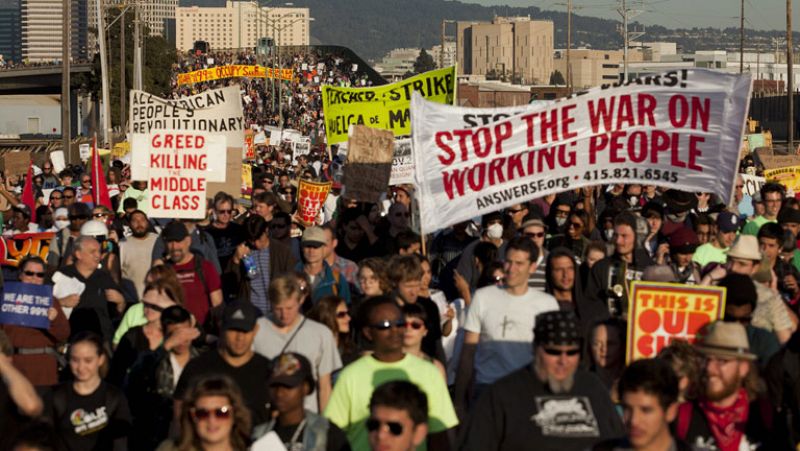 Los 'indignados' de Oakland paralizan el puerto de la ciudad en una protesta multitudinaria