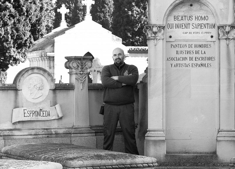 'De cuerpo presente', un libro que narra la vida y anécdotas de 13 sepultureros españoles