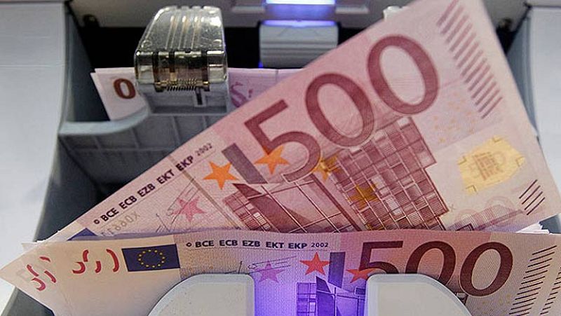 España coloca 4.490 millones en bonos a dos y cinco años y sube levemente el interés