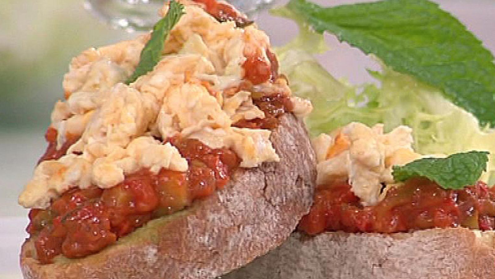 Saber cocinar - Huevos revueltos a la manchega sobre tosta (04/11/2011) - RTVE Cocina | Ver