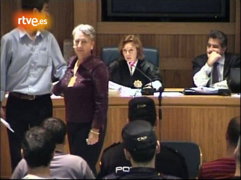 La viuda de Múgica acude a declarar y sostiene la mirada al exjefe de ETA Txapote