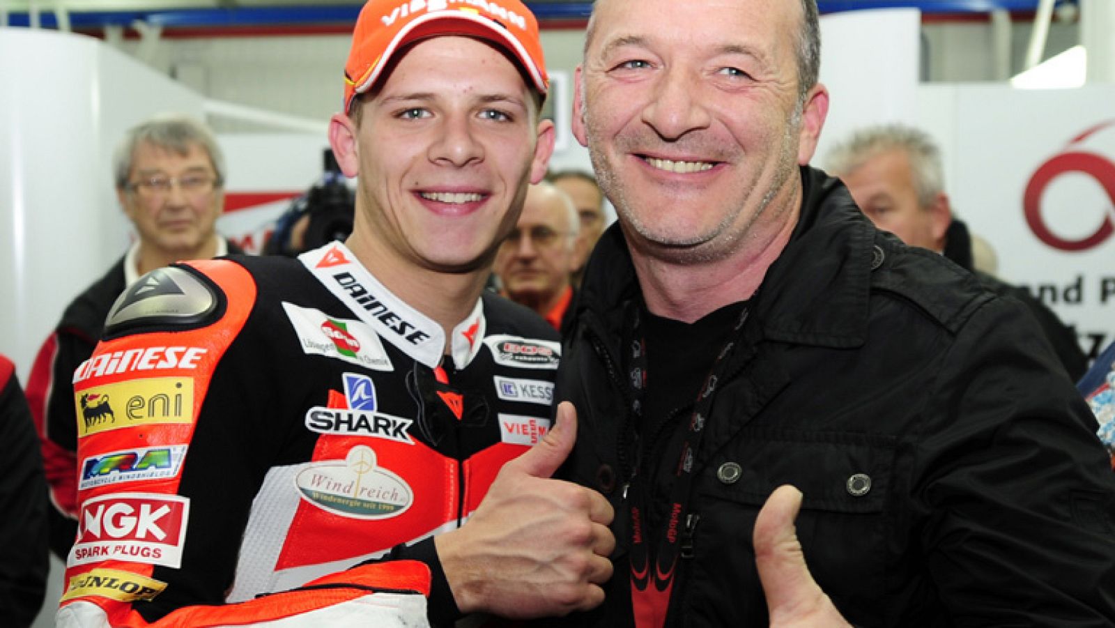 Stafn Bradl se ha convertido en el nuevo campeón del mundo de Moto2, tras el anuncio de Marc Márquez de no participar en la clasificación oficial. El alamán ha celebrado el título un día antes de la carrera de la categoría intermedia. En MotoGP, el más rápido ha sido Casey Stoner y en 125cc, Danny Webb.