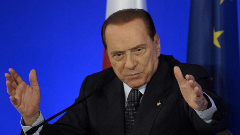 Berlusconi desmiente su dimisión y asegura que no están "pegados a la silla" de sus cargos