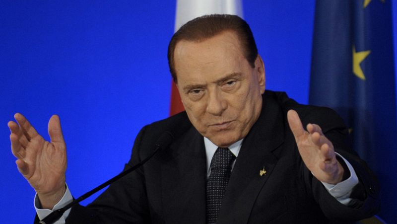 Berlusconi desmiente su dimisión y asegura que no están "pegados a la silla" de sus cargos