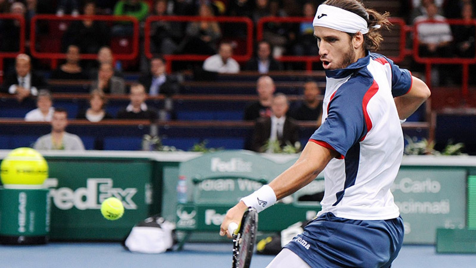 El tenista toledano ha conseguido el pase a segunda ronda del Masters 1000 de Paris al derrotar en dos sets al francés Michael Llodra por 7-6 y 6-3.