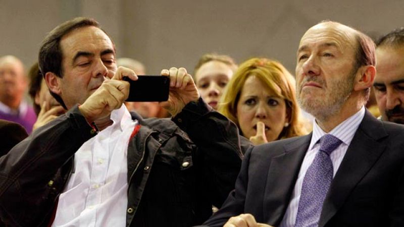 Rubalcaba se detiene por primera vez en campaña a alabar el legado de Zapatero
