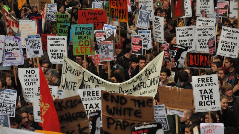 Miles de estudiantes se manifiestan en Londres contra la subida de tasas y los recortes