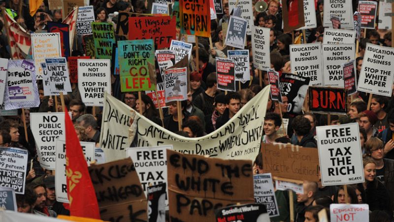 Miles de estudiantes se manifiestan en Londres contra la subida de tasas y los recortes