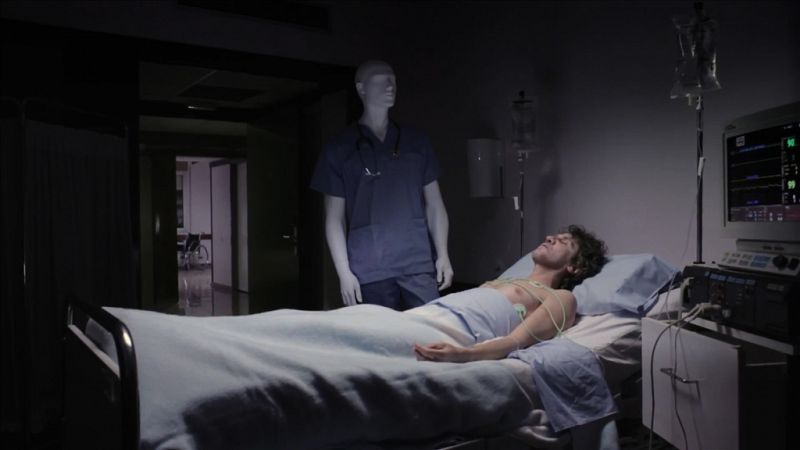 El PSC denuncia los recortes en un vídeo que simula la muerte de un paciente ante un maniquí