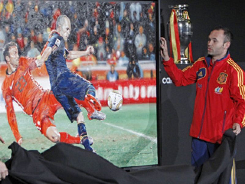 La selección homenajea a sus héroes y presenta su nueva piel para la Eurocopa