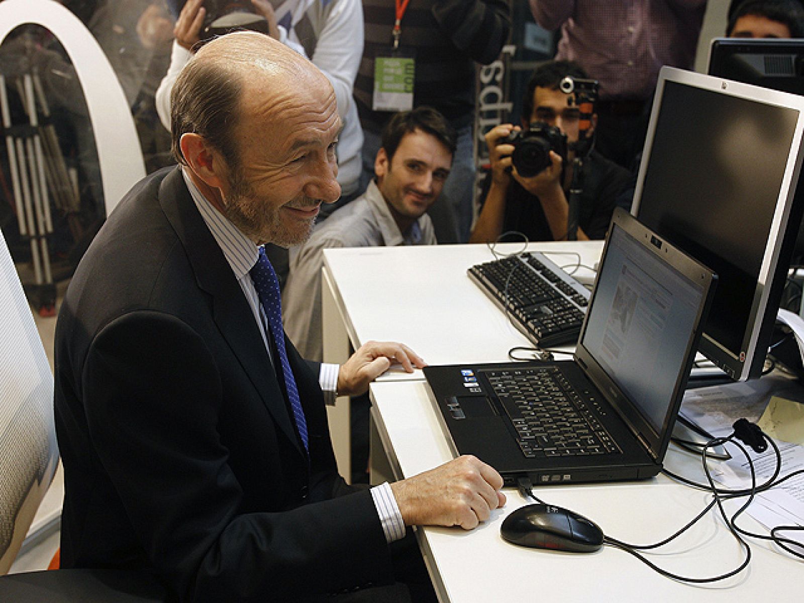 Rubalcaba se somete a las preguntas de los internautas a través de twitter